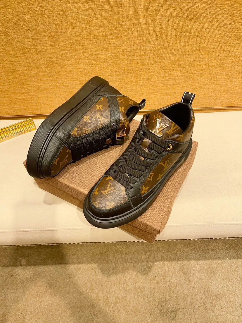 Factory price 460 [LV] Louis Vuitton's latest high-top casual Korean-style men's shoes, brand new autumn and winter design, perfect workmanship, cabinet quality, upper: cowhide material, leather lining; soft and comfortable, rubber outsole super light, wear-resistant, simple, versatile fashion men's shoes, color optional, size 38--44